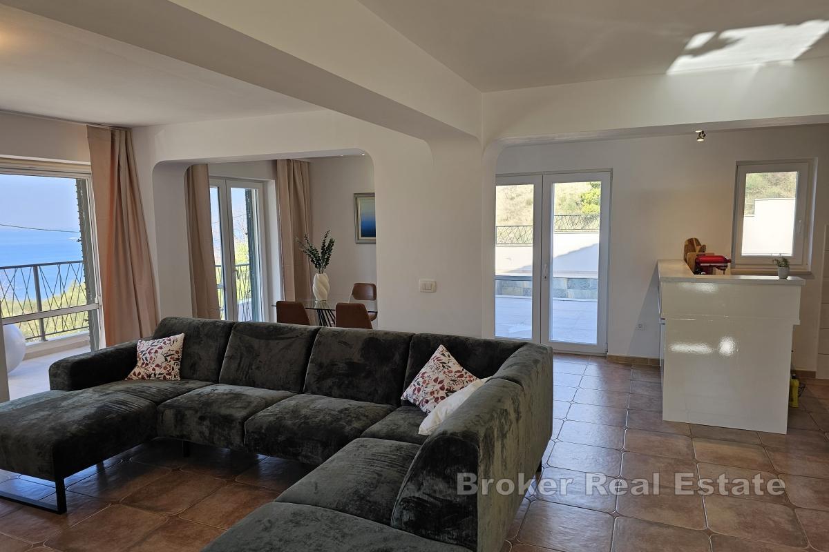 Dom z basenem i widokiem na morze