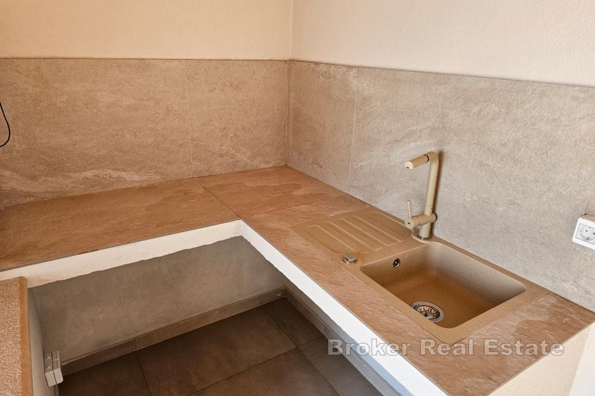 Dom z basenem i widokiem na morze