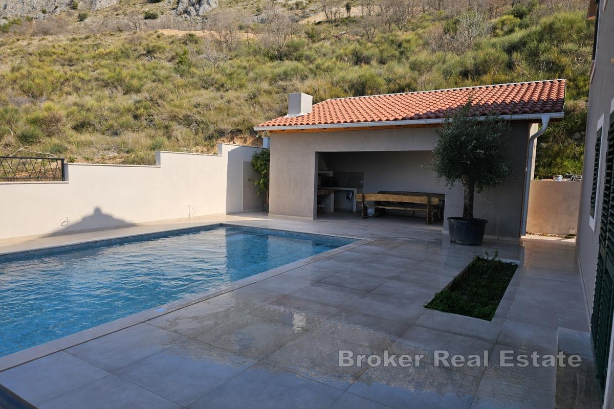 Casa con piscina e vista mare