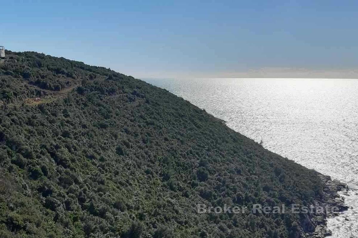Vaste terrain constructible en bord de mer