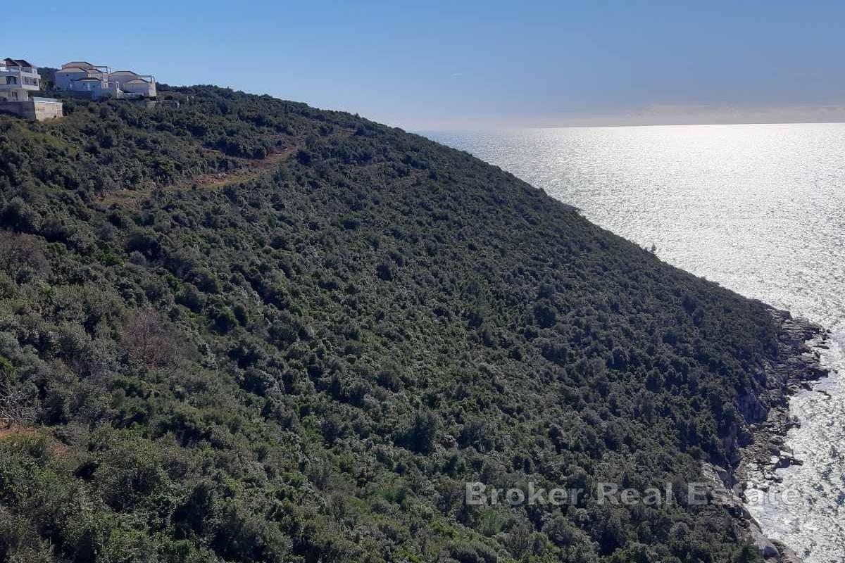 Vaste terrain constructible en bord de mer