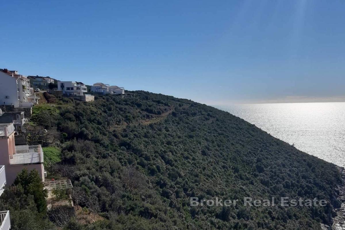 Przestronna działka budowlana w pierwszej linii od morza