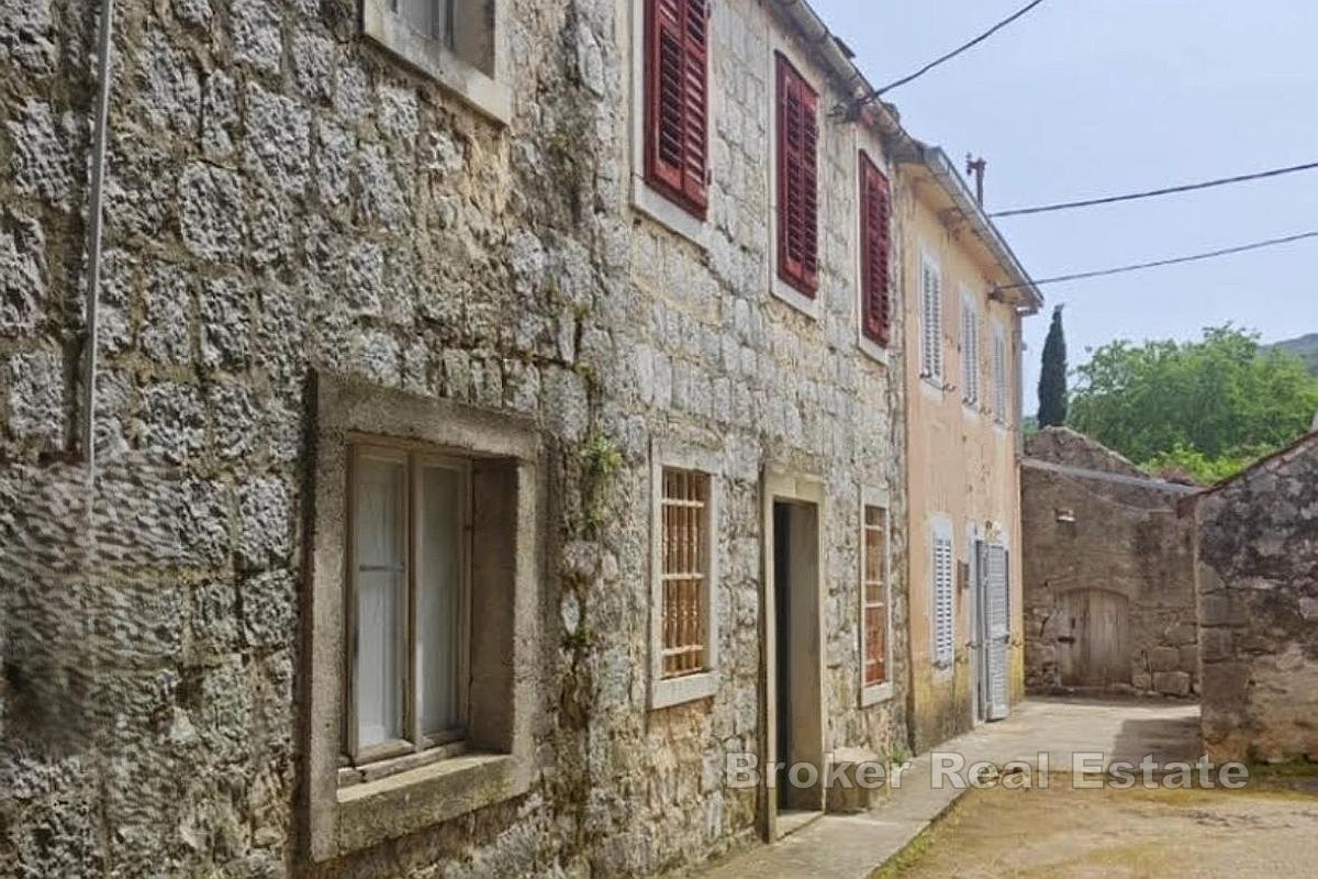 Casa a schiera in pietra, da ristrutturare, con annesso e giardino