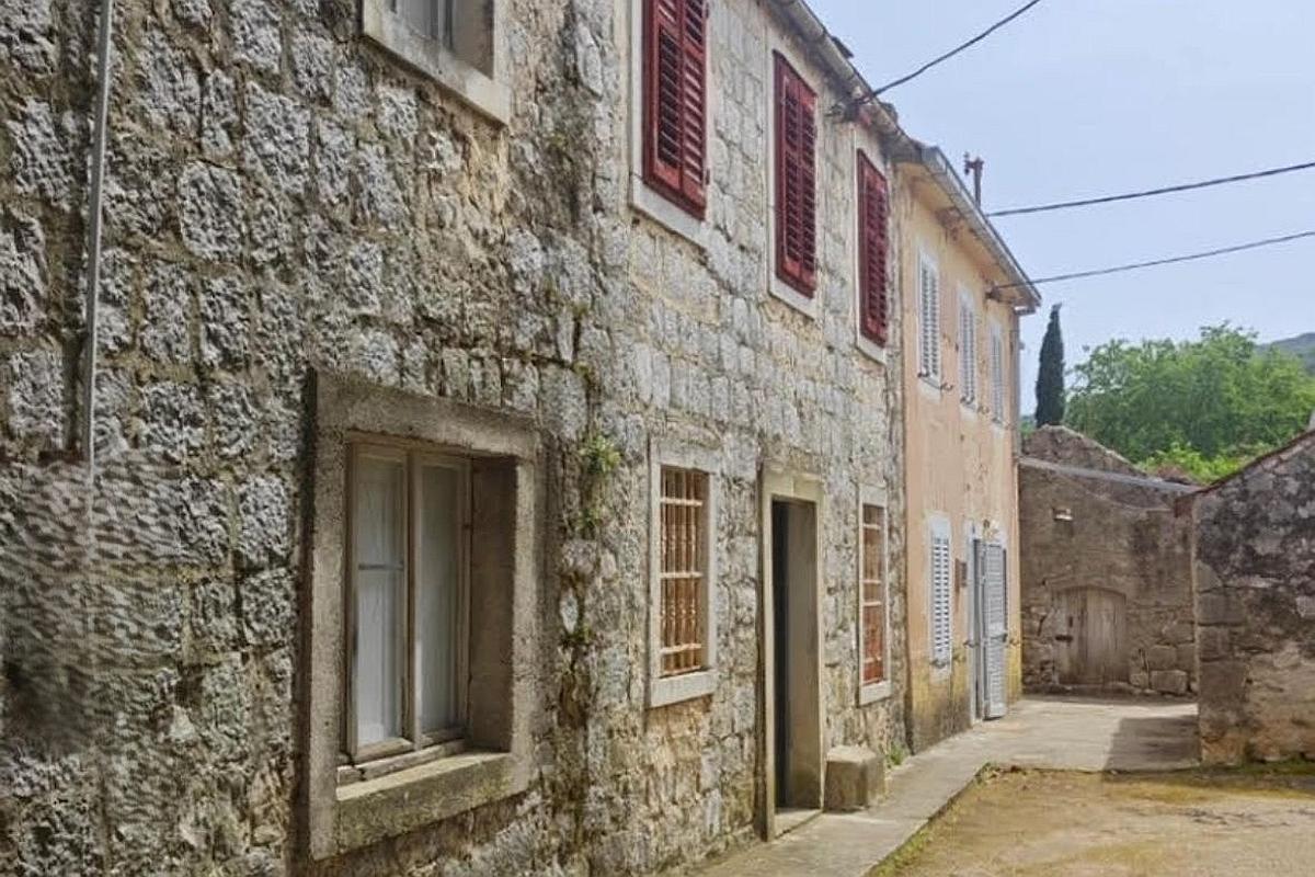 Casa a schiera in pietra, da ristrutturare, con annesso e giardino