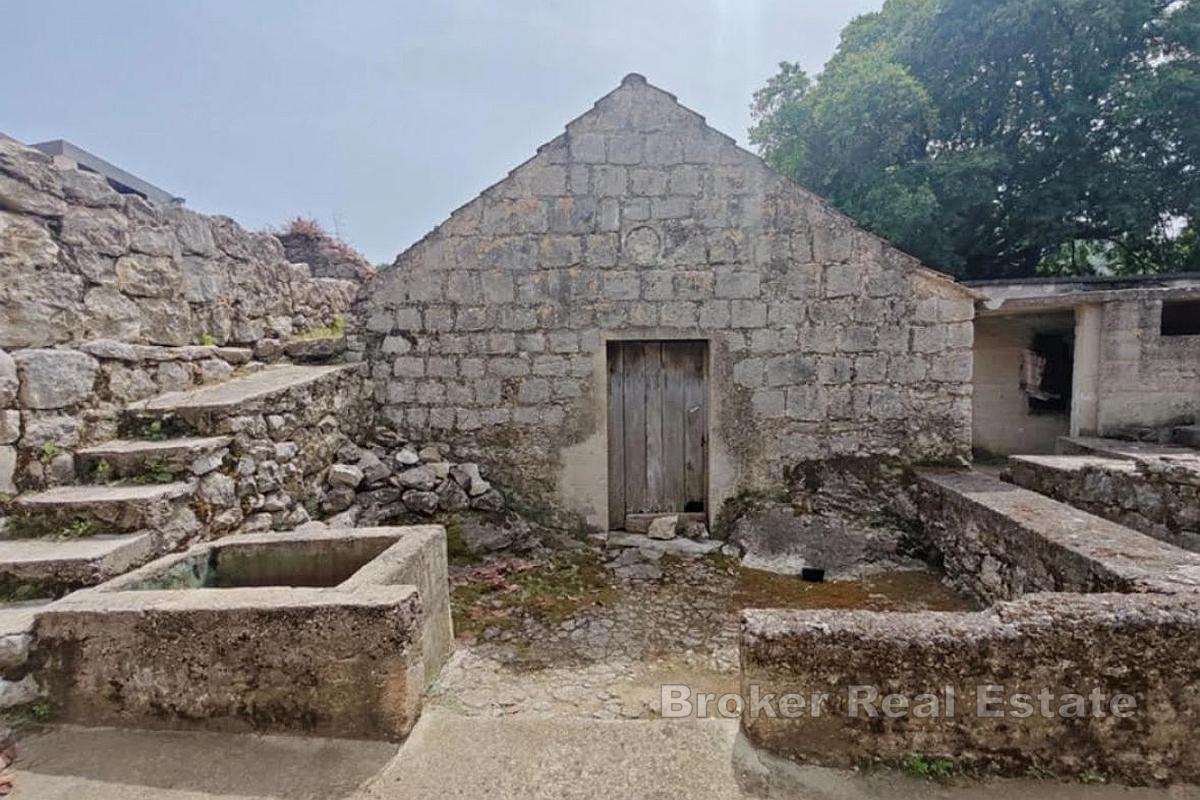Casa a schiera in pietra, da ristrutturare, con annesso e giardino