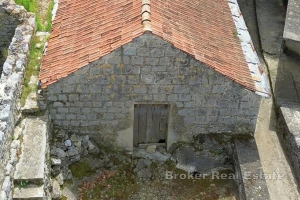 Casa a schiera in pietra, da ristrutturare, con annesso e giardino