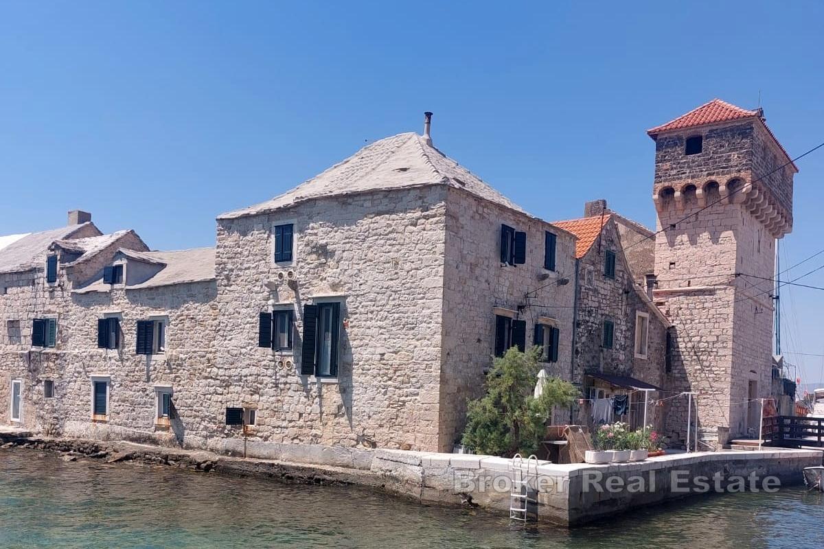 Casa storica in pietra del XVI secolo – Una proprietà eccezionale direttamente sul mare
