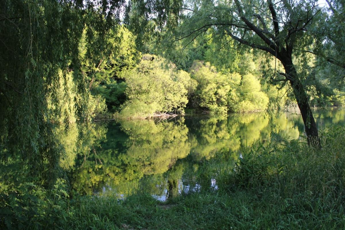 Stavební pozemek s hlavním projektem, na břehu řeky