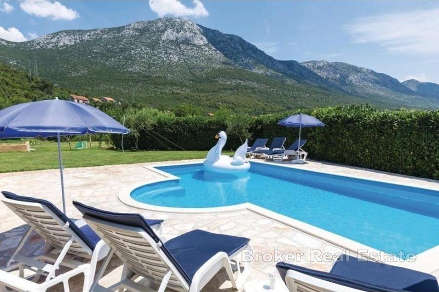 Stenvilla med pool omgiven av natur och avskildhet