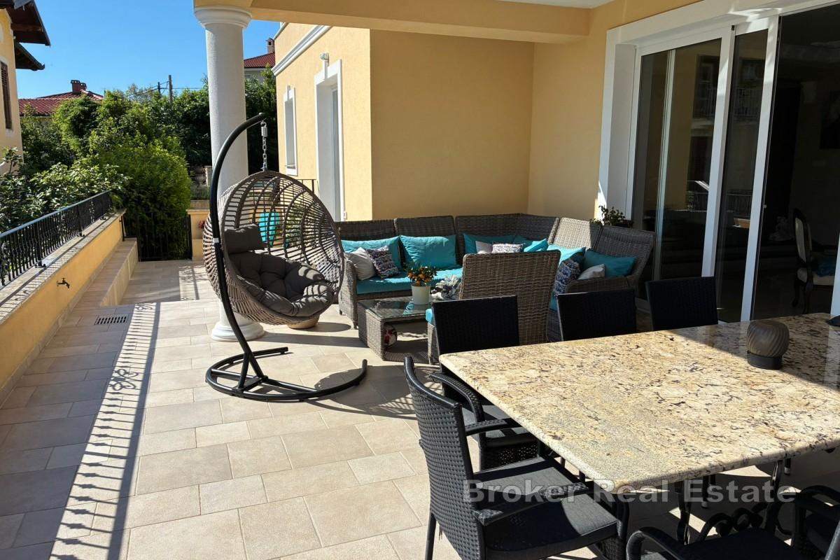 Luxuriöse Maisonette-Wohnung in einer eleganten Villa mit Pool