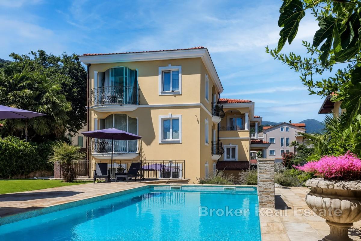 Luxuriöse Maisonette-Wohnung in einer eleganten Villa mit Pool