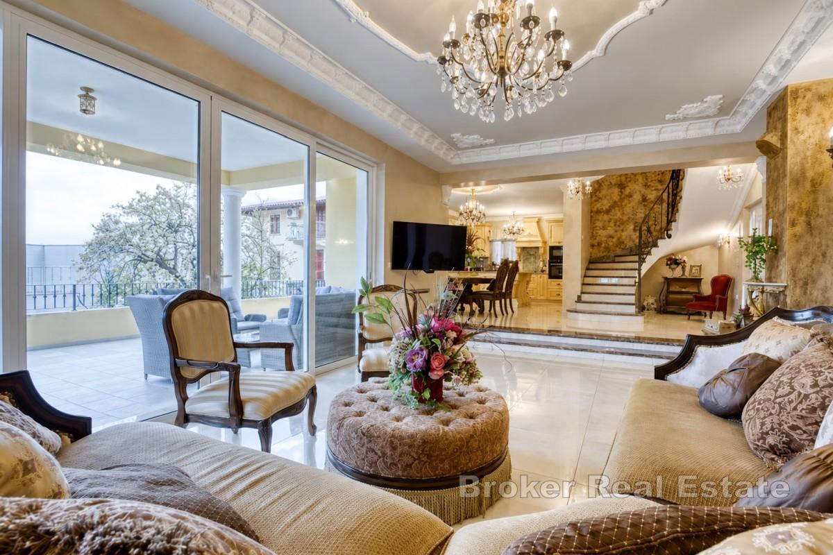 Luxuriöse Maisonette-Wohnung in einer eleganten Villa mit Pool