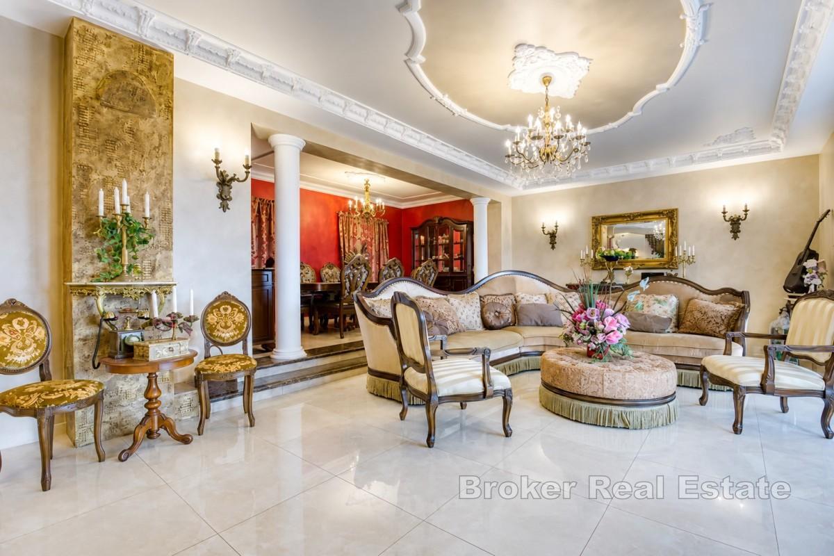 Luxuriöse Maisonette-Wohnung in einer eleganten Villa mit Pool