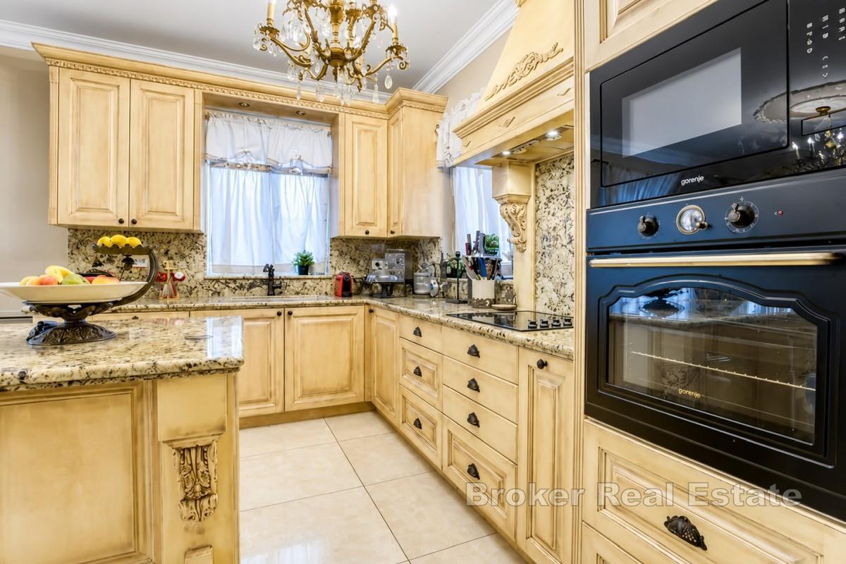 Luxuriöse Maisonette-Wohnung in einer eleganten Villa mit Pool