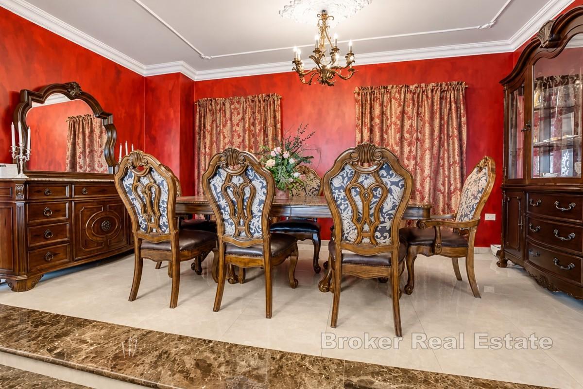 Luxuriöse Maisonette-Wohnung in einer eleganten Villa mit Pool