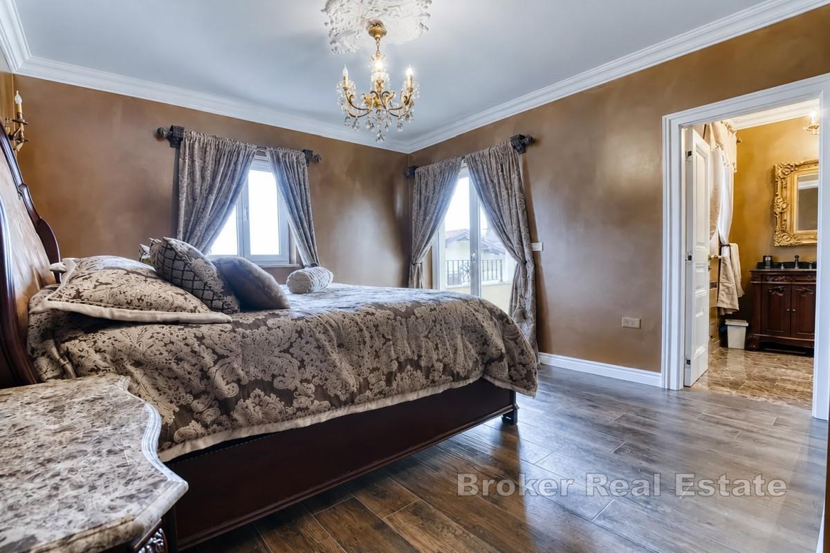 Luxuriöse Maisonette-Wohnung in einer eleganten Villa mit Pool