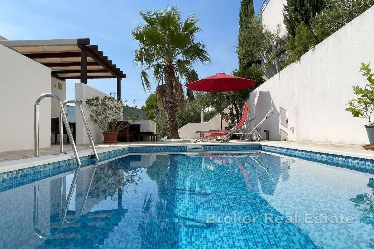Zwei Apartments mit Meerblick, Pool und Parkplatz