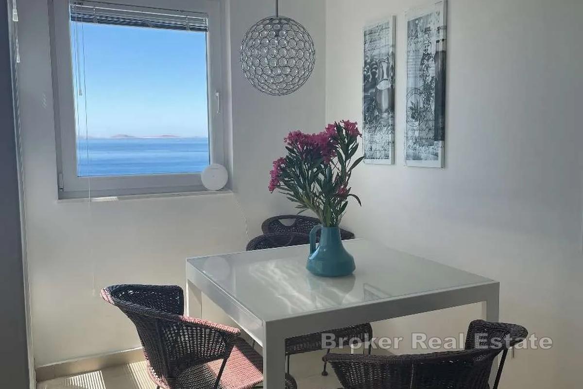 Zwei Apartments mit Meerblick, Pool und Parkplatz