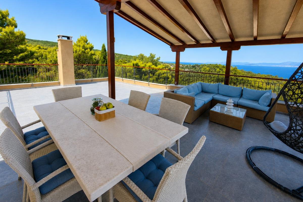 Villa med basseng og havutsikt