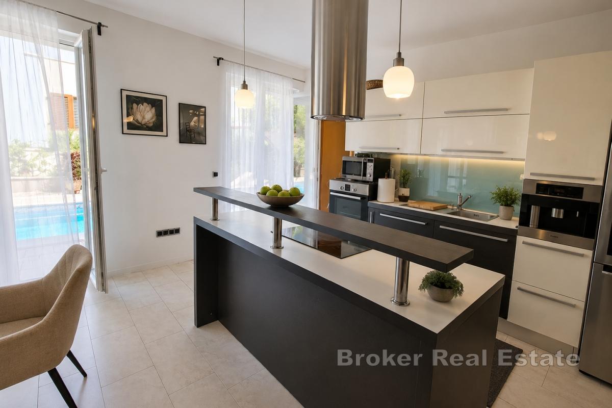 Villa med basseng og havutsikt