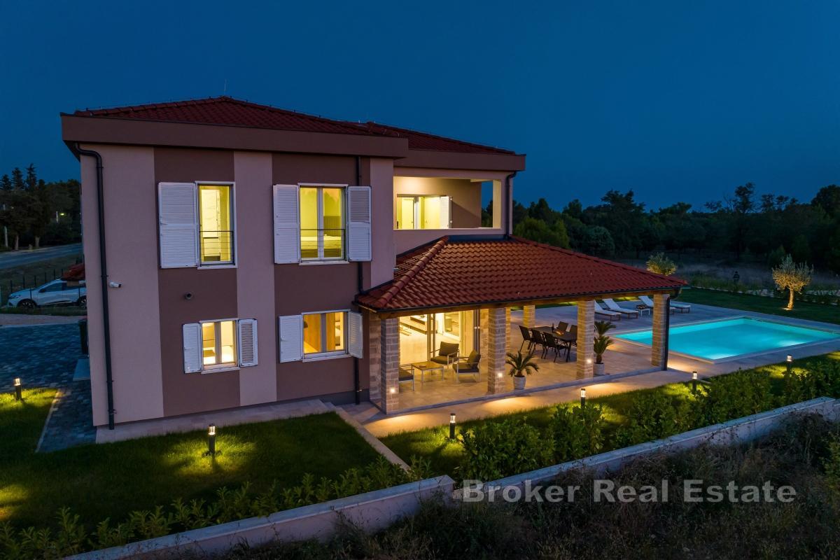 Casa di lusso con piscina e parcheggio