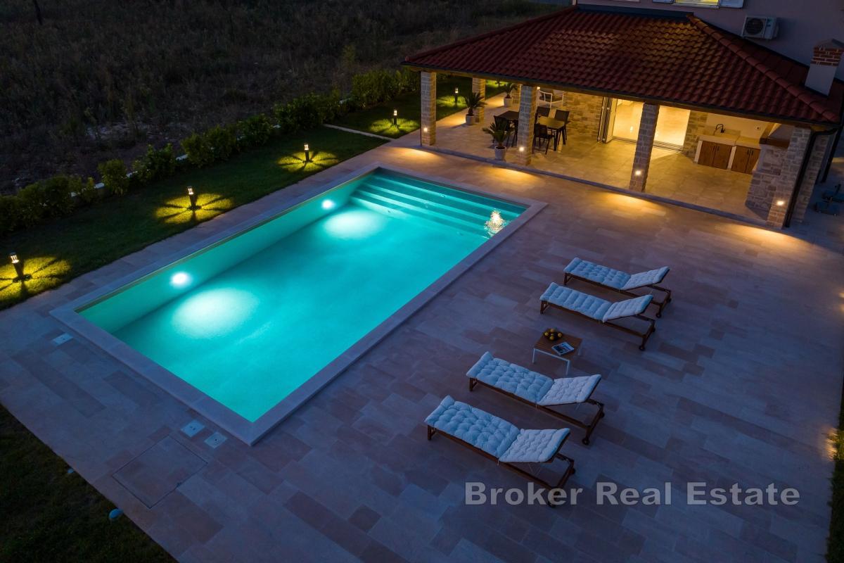 Casa di lusso con piscina e parcheggio