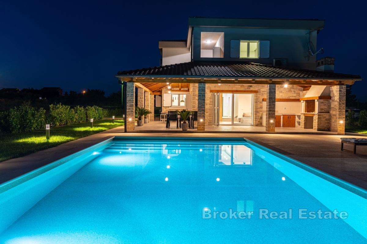 Casa di lusso con piscina e parcheggio