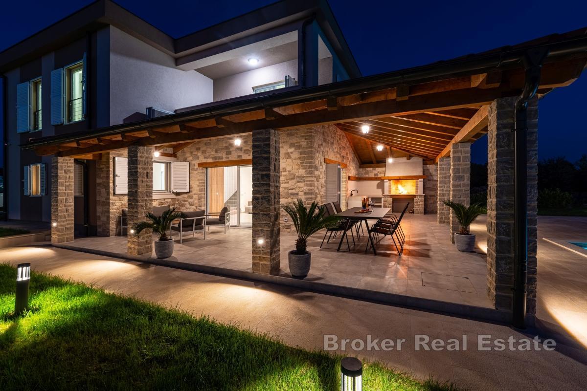 Casa di lusso con piscina e parcheggio