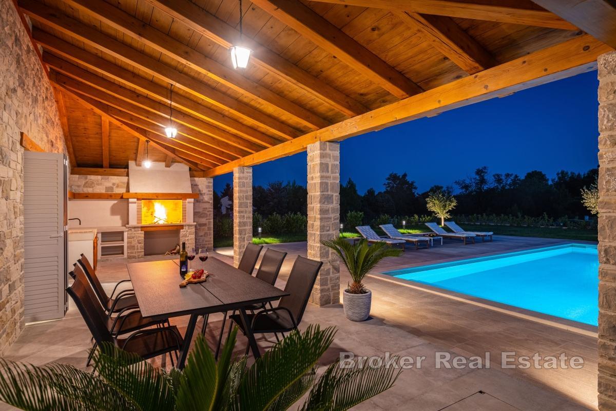 Casa di lusso con piscina e parcheggio