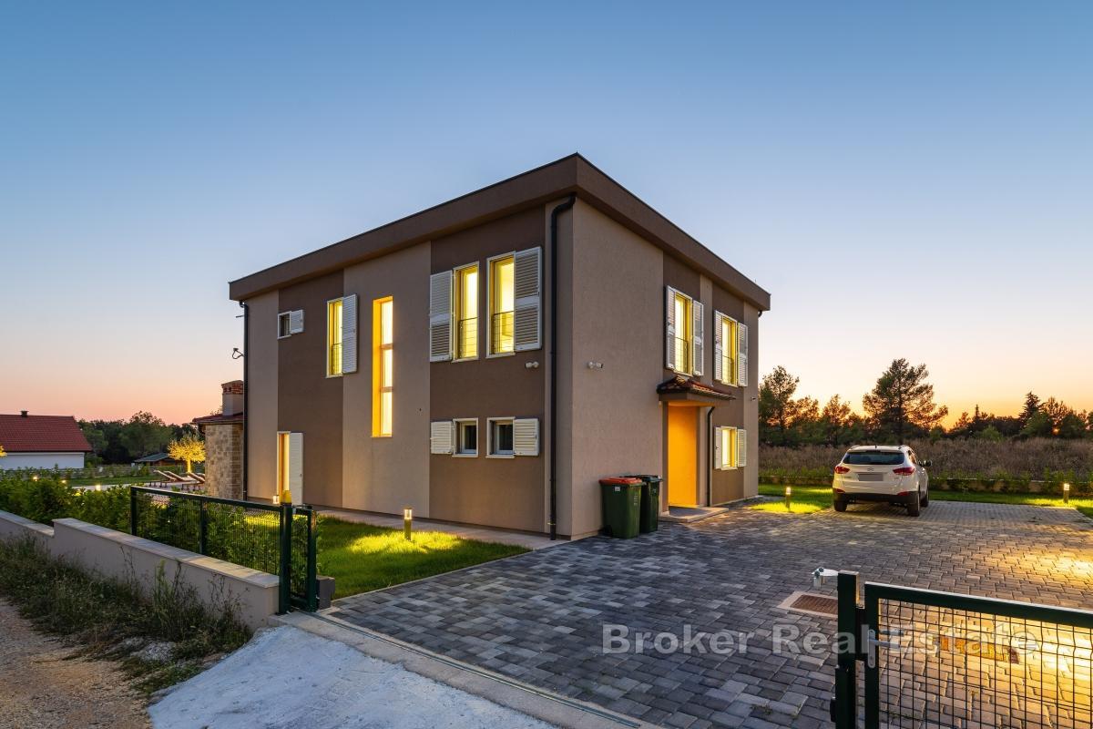 Casa di lusso con piscina e parcheggio