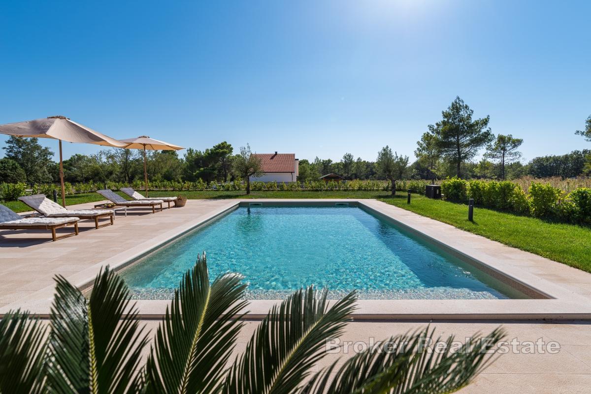 Casa di lusso con piscina e parcheggio