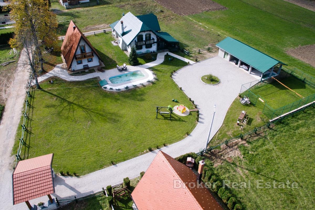Esclusiva tenuta di montagna con case e piscina