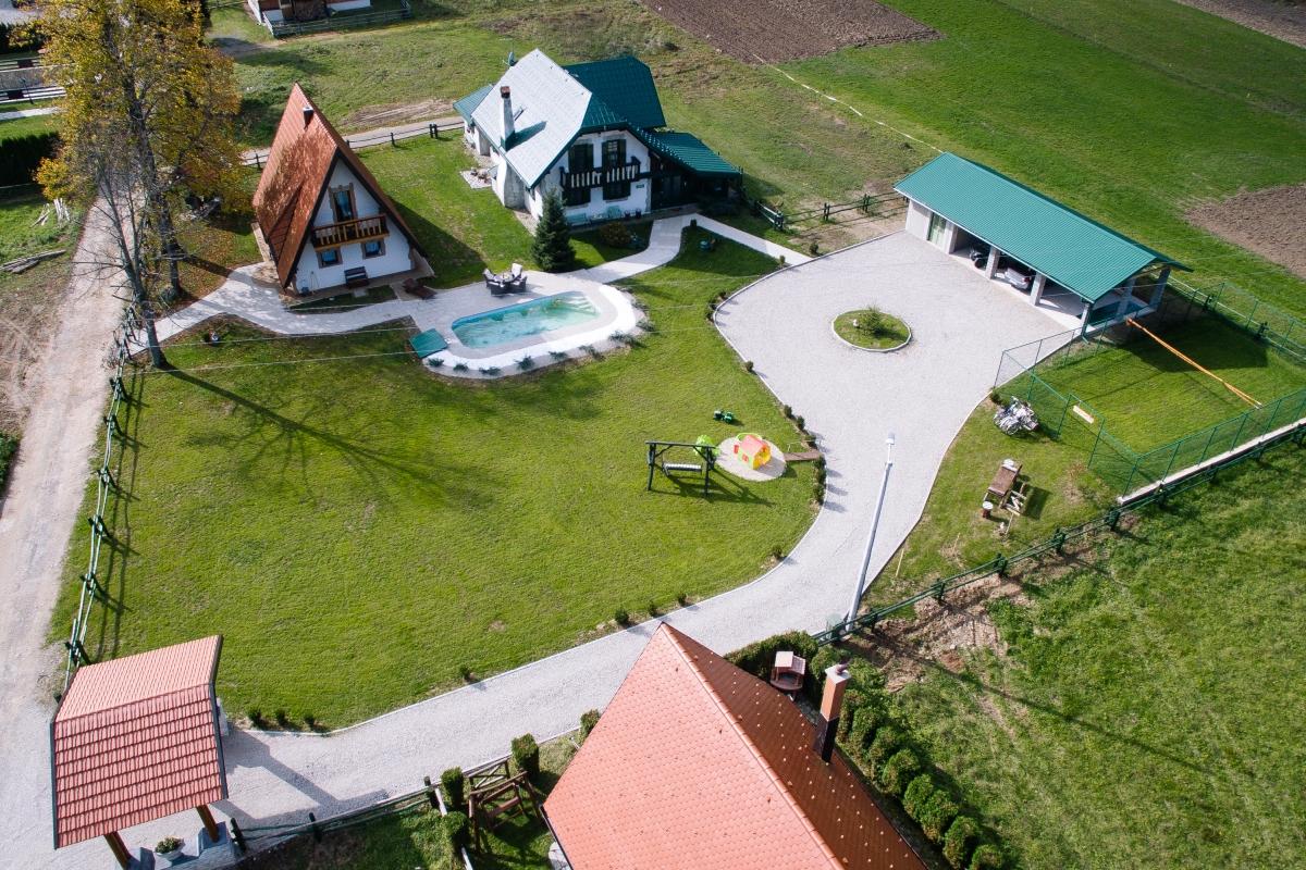 Esclusiva tenuta di montagna con case e piscina