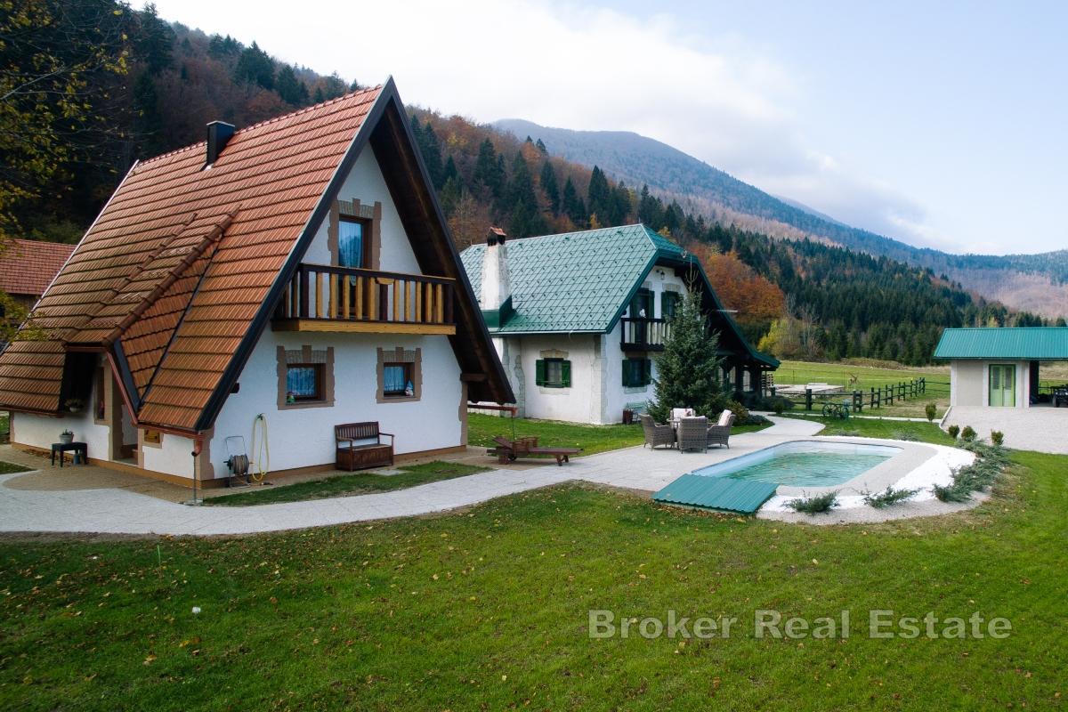 Esclusiva tenuta di montagna con case e piscina