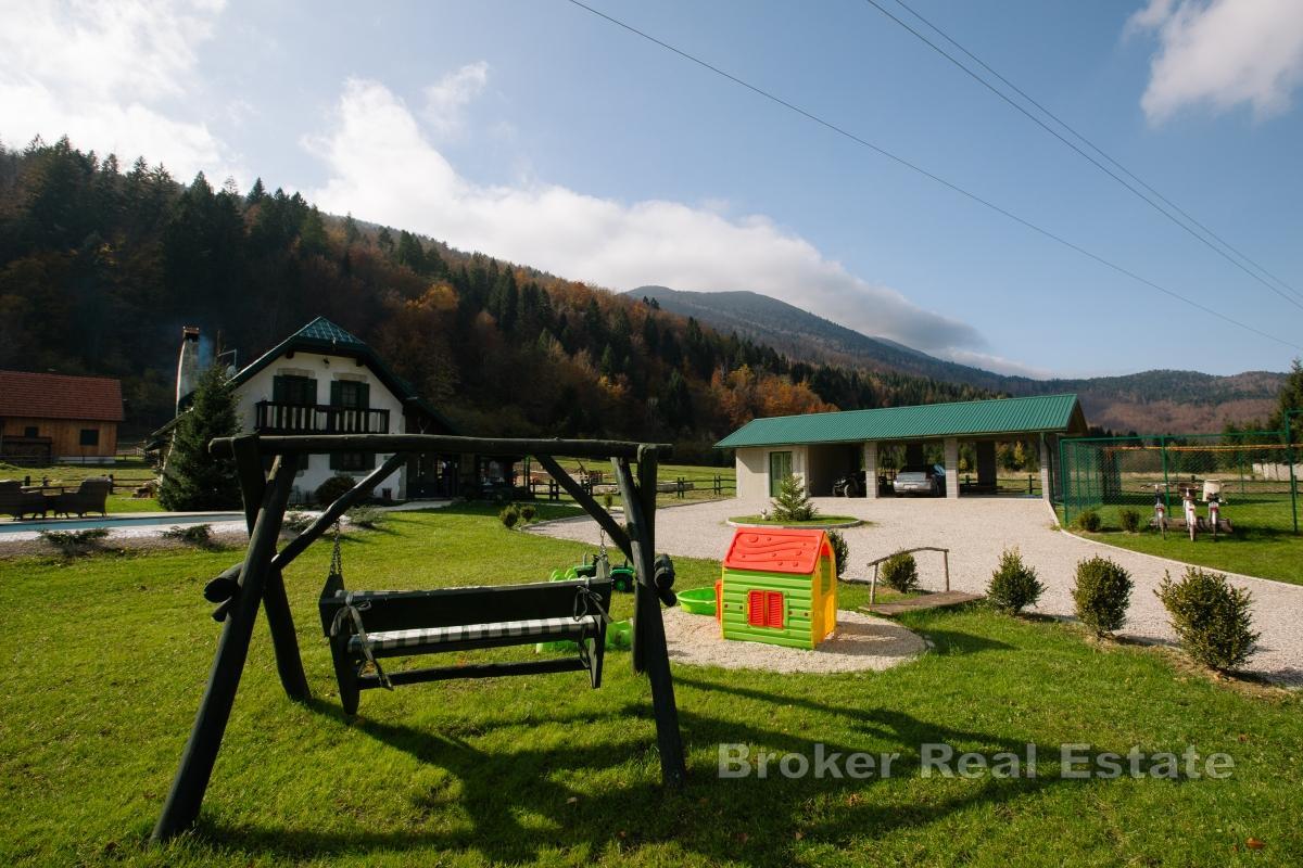 Esclusiva tenuta di montagna con case e piscina