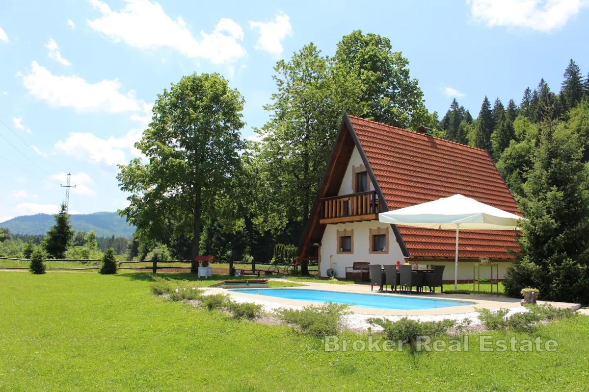 Esclusiva tenuta di montagna con case e piscina
