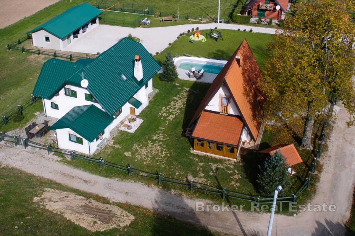 Esclusiva tenuta di montagna con case e piscina
