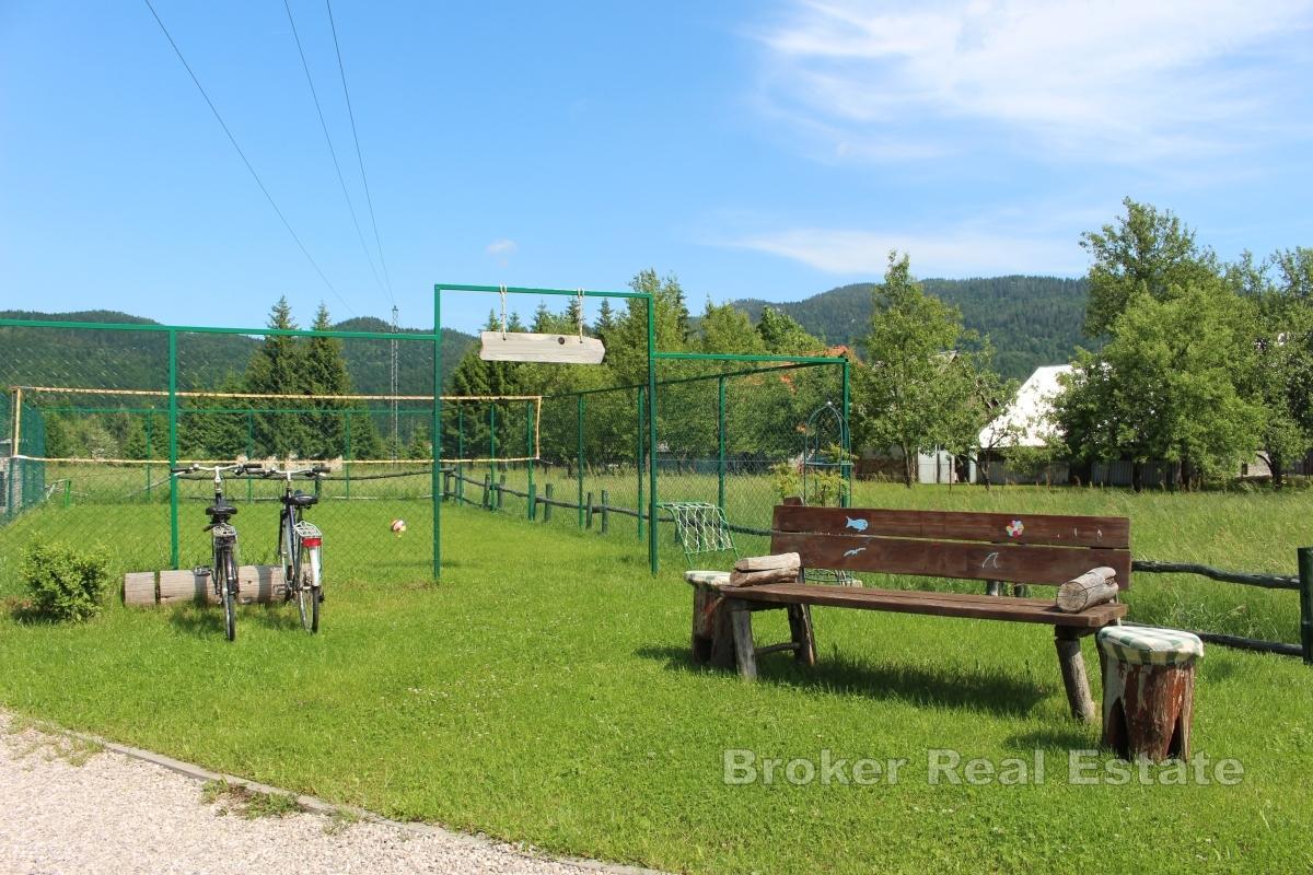 Esclusiva tenuta di montagna con case e piscina