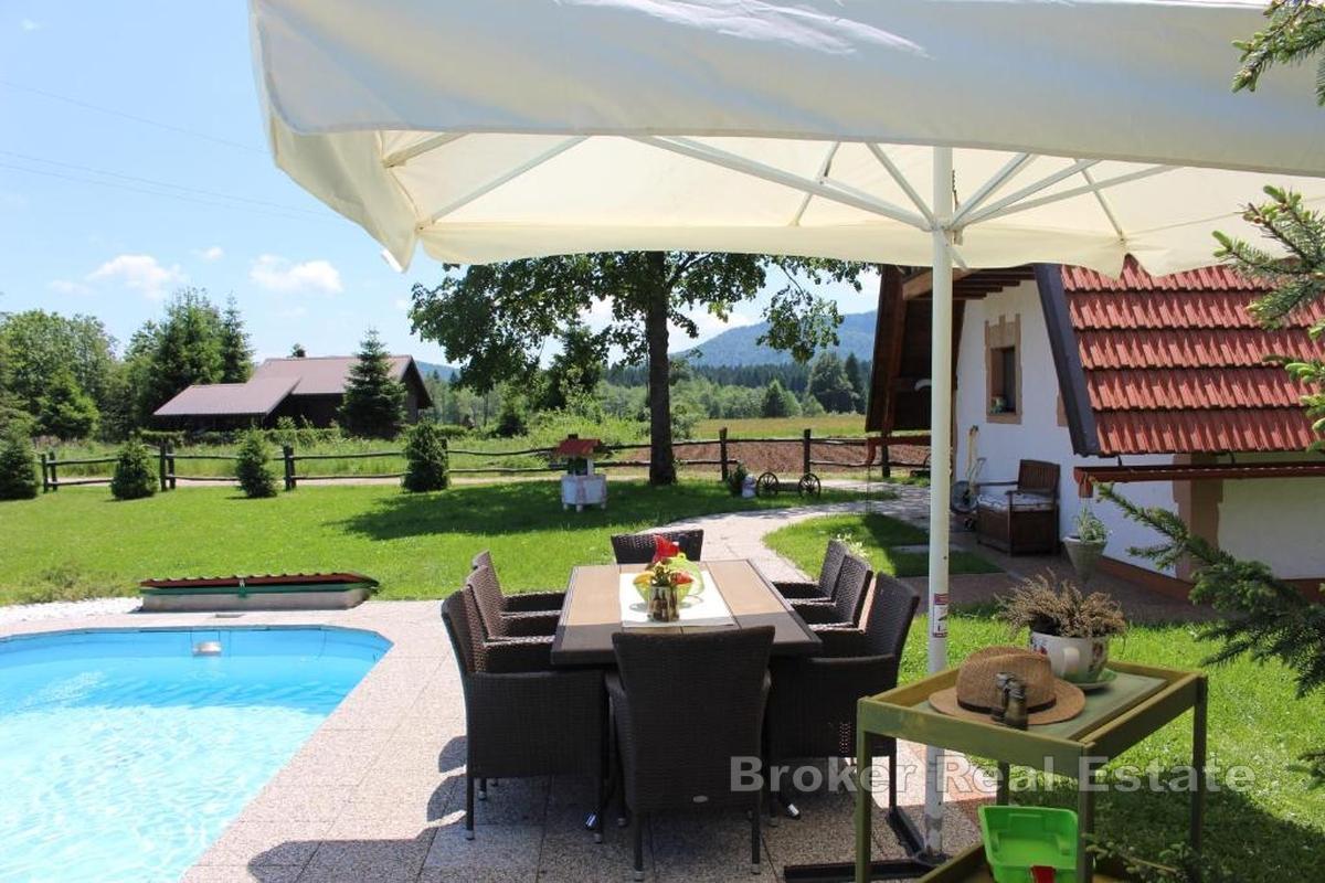 Esclusiva tenuta di montagna con case e piscina