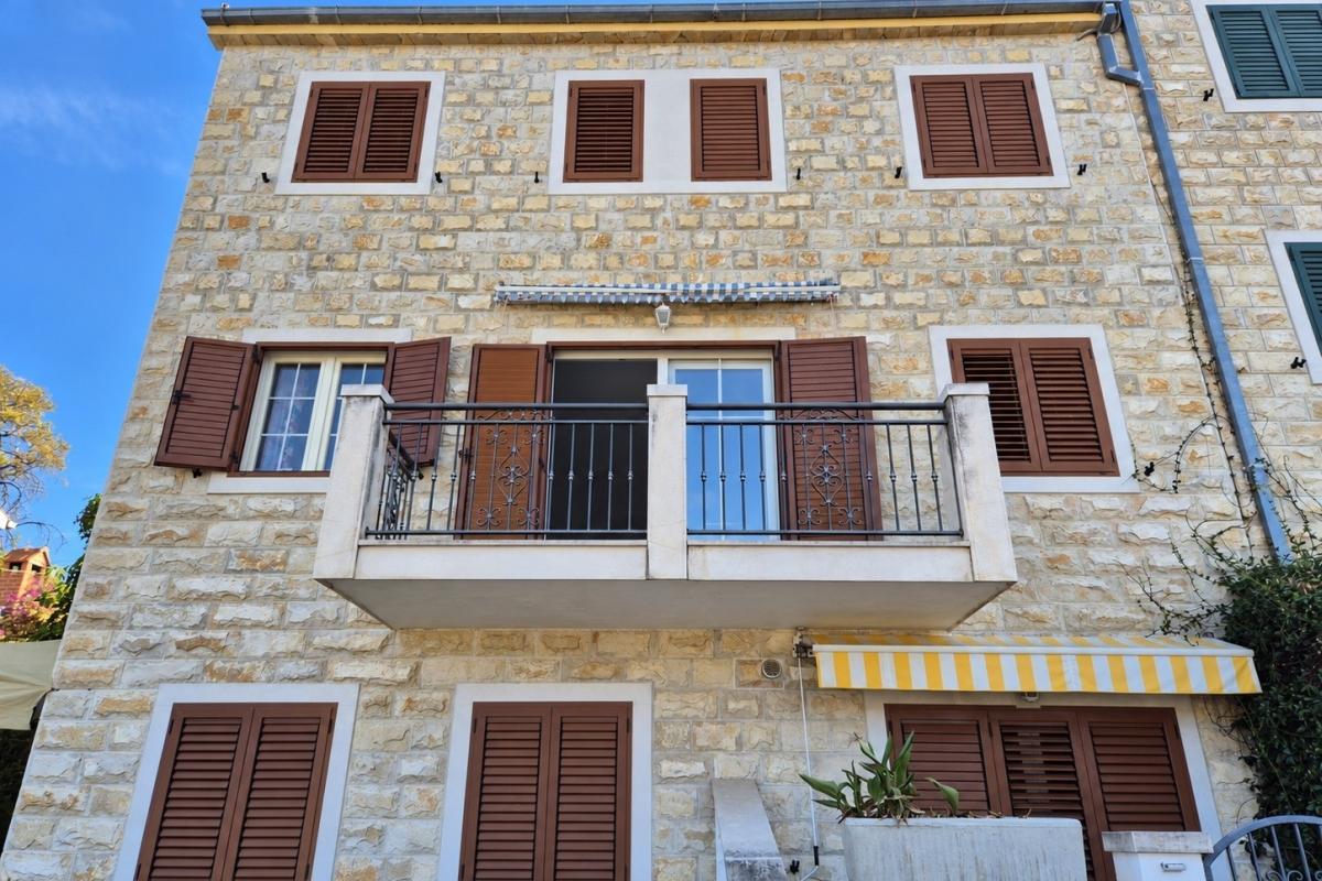 001-5551-30-Brac-Three-bedroom-apartment-near-the-town-center-for-sale