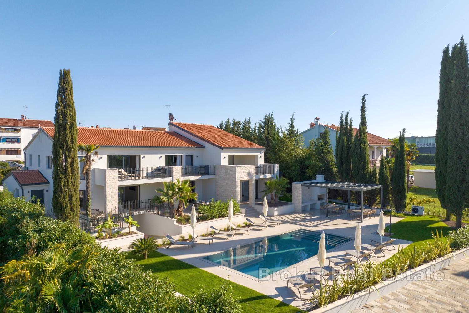 Luxuriöse Villa mit drei Wohneinheiten und beheiztem Pool