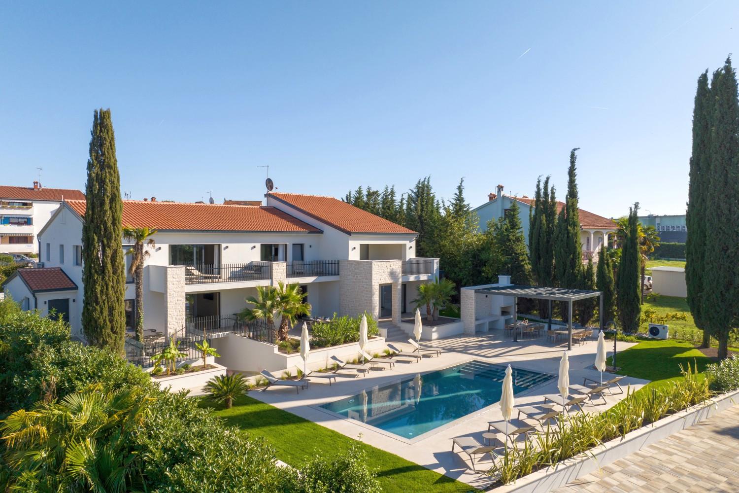 Luxuriöse Villa mit drei Wohneinheiten und beheiztem Pool