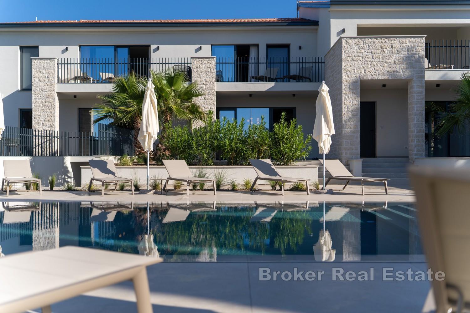 Luxuriöse Villa mit drei Wohneinheiten und beheiztem Pool