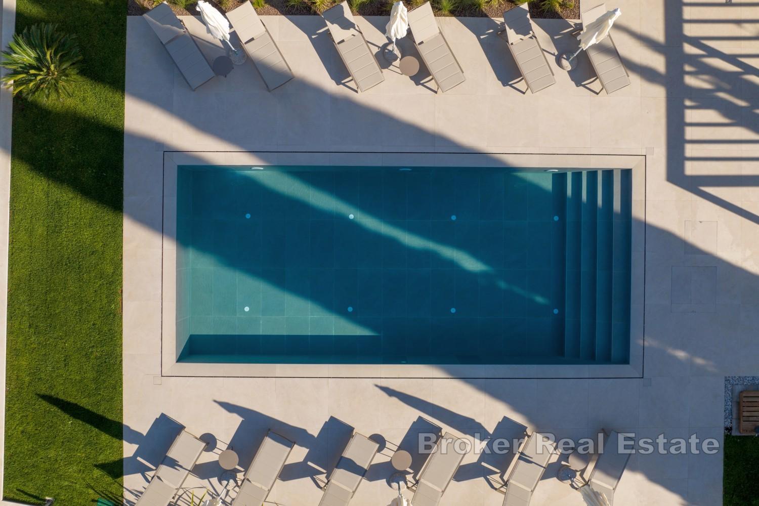 Luxuriöse Villa mit drei Wohneinheiten und beheiztem Pool