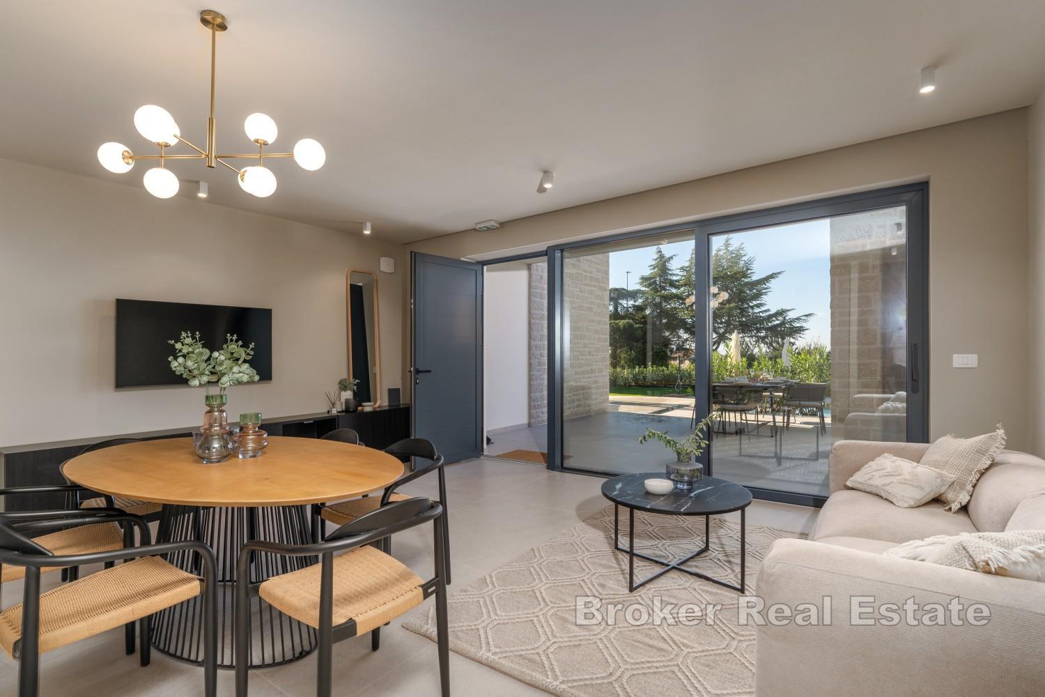 Luxuriöse Villa mit drei Wohneinheiten und beheiztem Pool