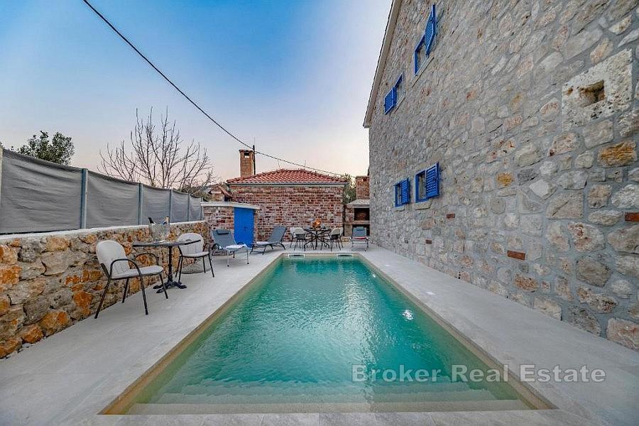 Villa mediterranea con piscina e vista mare