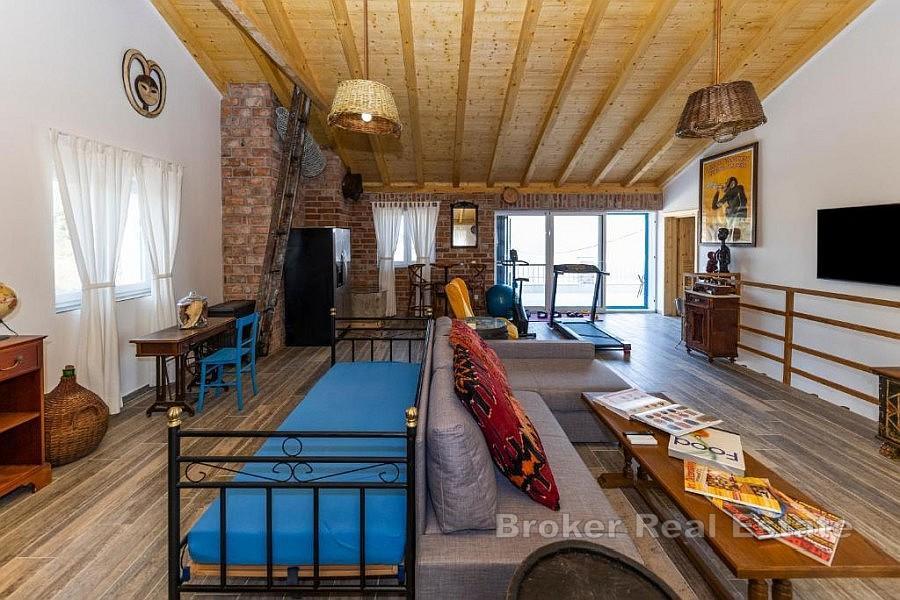 Villa mediterranea con piscina e vista mare