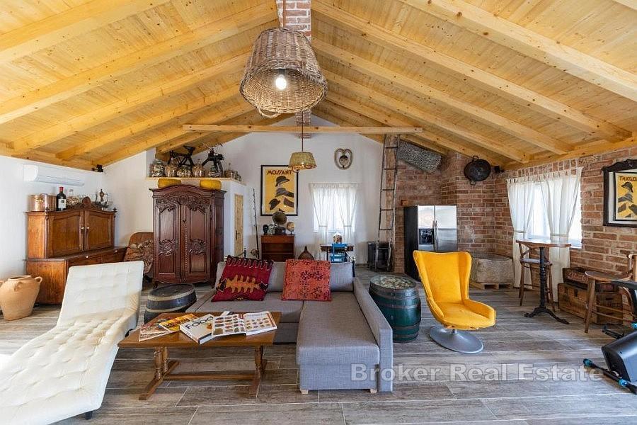 Villa mediterranea con piscina e vista mare