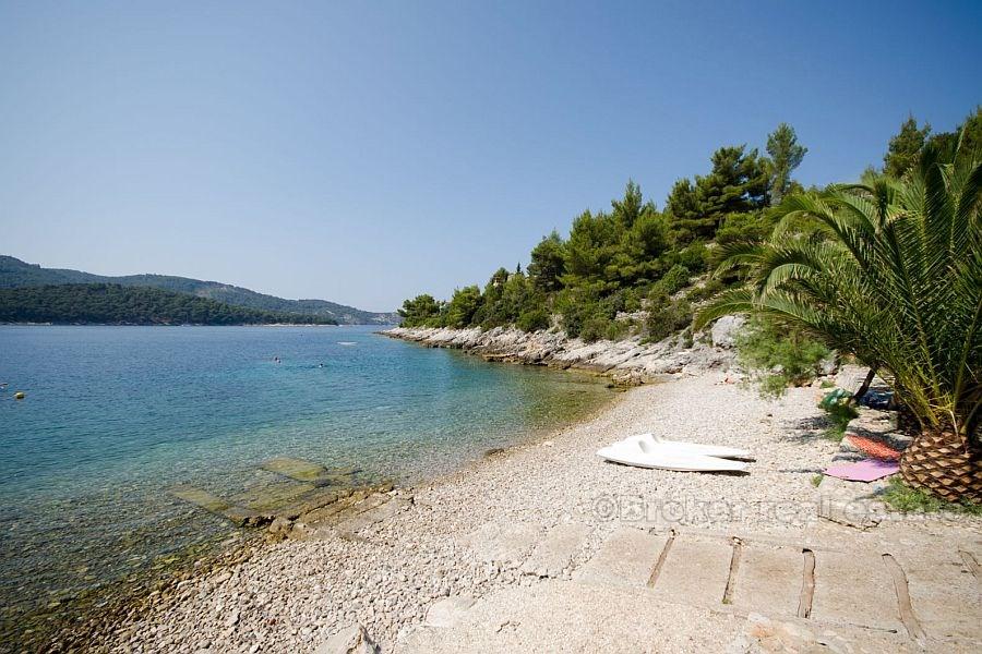 Terrain, par la mer, à vendre