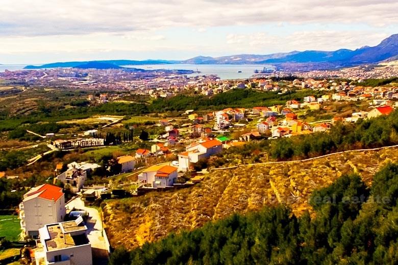 Terrain proche de Split, avec vue sur la mer, à vendre